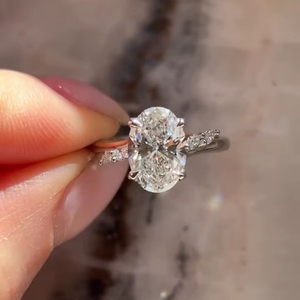 แหวนหมั้นเพชรมอยส์ซอไนต์ทรงรีขนาด10x8มม. ดีไซน์แบบวินเทจประดับ925ชุบทองคำขาวขายส่ง - Product Image 4