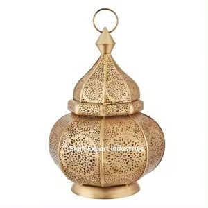 Lanterne à bougie en métal de meilleure forme de couleur dorée pour l'éclairage intérieur et extérieur Lanternes suspendues en fer décoratif - Product Image 4