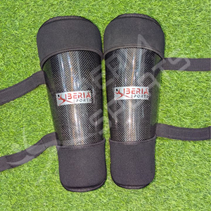 IBERIA Vente en gros de protège-tibias de hockey sur roulettes en fibre de carbone personnalisés |   Léger, protection à fort impact et performances durables. - Product Image 4