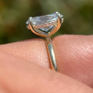 Bague de fiançailles de mariage de promesse de diamant de laboratoire de taille ovale solide en or jaune 18 carats pour femme avec halo caché pour mariage de fiançailles - Product Image 6