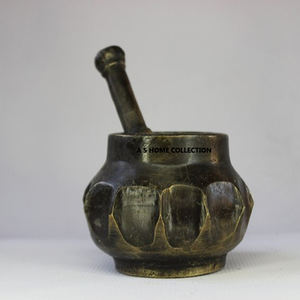 Pilon de mortier poli brillant décoratif de conception de fleur en laiton de conception de relief pour la cuisine et les épices - Product Image 3