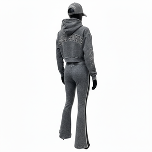 ชุดวอร์มผู้หญิงสีเทาชาร์โคล เสื้อครอปฮู้ดดี้ปักโลโก้คริสตัล แขนเสื้อประดับตกแต่ง กางเกงขาบาน ชุดวอร์มประดับคริสตัลแบบสั่งทำพิเศษ ไซส์พลัส - Product Image 5