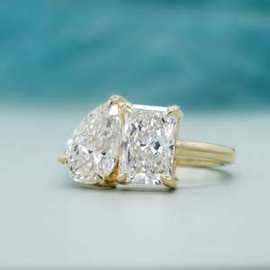 Anillo de Diamante Cultivado en Laboratorio en Oro Amarillo Radiante, Forma de Pera, Toi Et Moi, Certificado IGI - Product Image 3