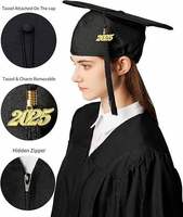 Robes de graduation classiques pour adultes en gros, robes de graduation universitaires mates avec chapeau, glands et breloque de l'année