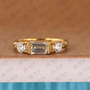 Anillo de compromiso de moissanita de corte redondo y baguette, tres piedras y ético de diseño duradero, anillos de moissanita elegantes - Product Image 1