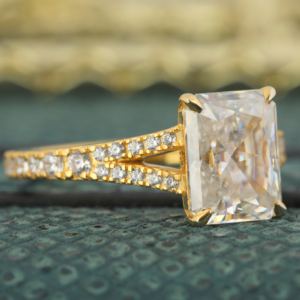 Anillo de compromiso de halo de diamante de moissanita de corte ovalado con plata 925, oro amarillo de 14 quilates, joyería de elegancia de diseño personalizado - Product Image 2