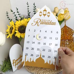 Calendrier de table en métal de qualité supérieure pour le Ramadan avec couleur personnalisable - Article de bureau islamique portable et durable pour la saison festive - Product Image 4