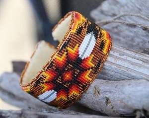 Bracelets de mode en perles, fabriqués à la main, élégants et personnalisés, Style tendance, Essentiels pour le jour du jeu en vente - Product Image 2