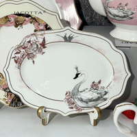 Ensemble de vaisselle en céramique de style européen exquis avec bordure dorée, comprenant divers articles : assiettes, tasses, théière