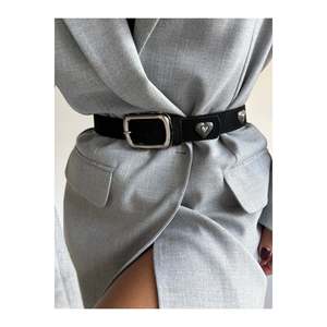 Cinturón de mujer de gamuza con hebilla cuadrada y accesorio de corazón, para pantalón, chaqueta, camisa, vestido - Negro-Ennegrecido - Product Image 3