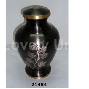 Urna de latón negro con diseño de flores grabadas, urna para adultos para cenizas humanas, hecha a mano en latón, adecuada para cementerio - Product Image 1