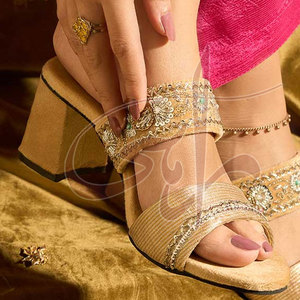 สายรัดด้านบนประดับด้วยกำมะหยี่สีเบจสำหรับเทศกาลรองเท้าพื้นกลางกันลื่นออกแบบให้มีความเงางาม - Product Image 5