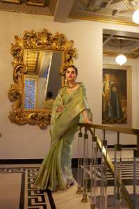 Nouveau créateur de mode Sari en tissu miroitant avec Zari tissage travail paillettes dentelle bordure Saree et chemisier Collection de fête de mariage - Product Image 2