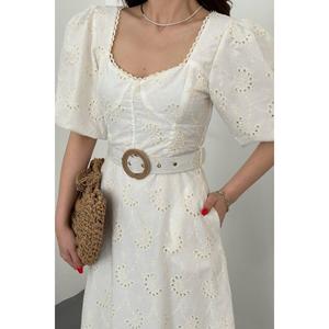 Robe brodée blanc cassé avec détail de bonnets intégrés et ceinture. - Ecru - Product Image 4