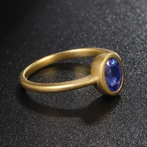 แหวนทองคำสีเหลืองไพลินสีน้ำเงินธรรมชาติ18K พร้อมเครื่องประดับชุบโรเดียมที่มีเทคโนโลยีการตั้งค่าฝา - Product Image 1