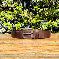Ceinture personnalisée vintage en cuir de buffle perforé robuste, finition latérale bruni, motif écossais, boucle carrée en laiton antique 40mm, unisexe