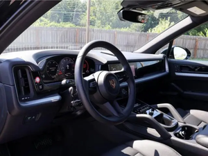 Sedán de Lujo y Alto Rendimiento Modelo 2024, Motor Diésel de 4.0L de Aspiración Natural, Tracción en las Cuatro Ruedas, Transmisión Automática - Product Image 3