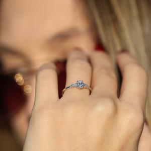 Anillo de compromiso de corte ovalado CZ blanco de 8x6mm, banda de plata de promesa de tres piedras delicadas, joyería de aniversario de boda para mujer nupcial - Product Image 4