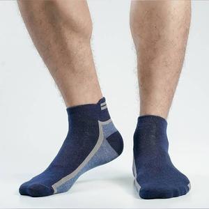 Chaussettes de sport pour hommes en vente chaude, 100% coton, pré-coupées et respirantes avec logo personnalisé sur le bas - Product Image 1
