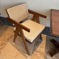 Massivholz Restaurant Tisch- und Stuhl-Set, Walnuss-Finish Esstisch mit Rattan-Rückenlehnen-Stühlen für Café Hotel Essbereich