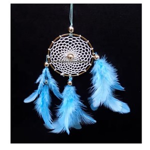 Atrapasueños de anillo pequeño turquesa y blanco con plumas y cuentas para coche, hogar y bolso - Product Image 4