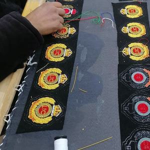 WOK Industries Badge de casquette LDHC brodé artisanal en fil de bullion, décoré de strass, base en feutre noir, 9 cm, rembourré et gaufré - Product Image 4