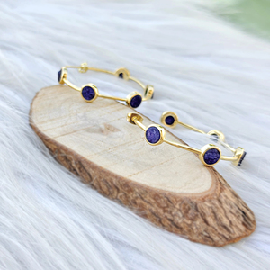 Boucles d'oreilles créoles demi-circulaires en saphir teinté multi-pierres au look brut, design moderne, plaquées or 18 carats, cadeau de mariage, bijoux - Product Image 3