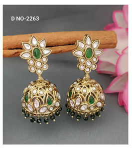 Boucles d'oreilles royales ethniques Kundan avec finition antique fabriquées pour des occasions spéciales et des cérémonies traditionnelles d'Inde - Product Image 4