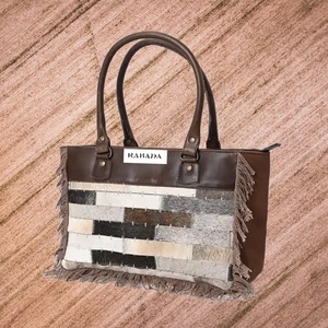 Los últimos bolsos de mano Western Weekender para mujer, cuero de vaca hecho de Parte delantera azética con parches con lona reciclada con asas de cuero - Product Image 4