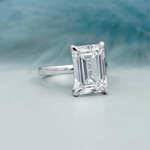 Bague solitaire en or blanc avec diamant taille émeraude exquis - Product Image 2