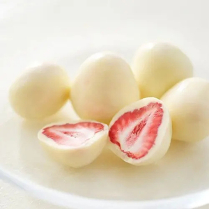 Dragées de fraises lyophilisées de haute qualité enrobées de chocolat blanc, friandise sucrée premium, emballage en vrac - Product Image 1