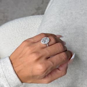 Anillo de Compromiso con Diamante Cultivado en Laboratorio de Corte Ovalado de 4.50 Quilates, Halo y Pavé, Certificado IGI, Oro Blanco de 18k, Claridad VVS, Color F - Product Image 6
