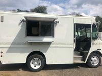 Camions de restauration personnalisés 5,8 m avec carrosserie en acier inoxydable, équipement de cuisson à plaque chauffante, compartiments isolés, pour usage extérieur, à vendre
