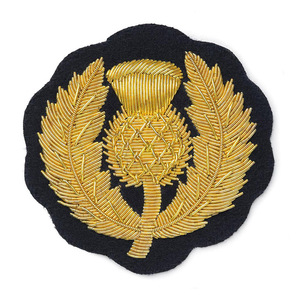 Badges de luxe personnalisés OEM brodés à la main de haute qualité, écologiques, sans nickel, couleur unie - Product Image 4