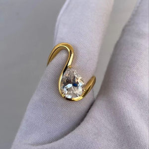 Anillo de Compromiso y Boda para Mujer, Plata de Ley 925, Chapado en Oro de 14k, con Moissanita de 4 Gramos y Engaste de Garras, de Lujo - Product Image 1