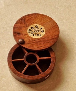 Caja de especias de lujo con diseño de Mandala Tapa deslizante Exclusiva Sheesham Mesa de madera Masala Dabba para Cocina - Product Image 6