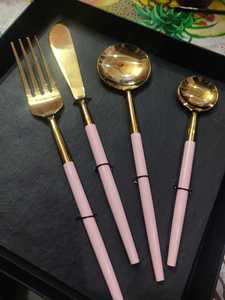 Ensemble d'argenterie personnalisée au fini or Poignées en résine incluant des couverts en acier métal réutilisables Assiette à dîner Fourchettes décoratives - Product Image 6