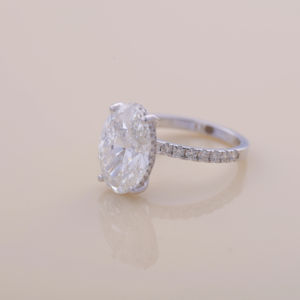 Anillo de Compromiso con Diamante Cultivado en Laboratorio de Corte Ovalado de 3.00Ct con Banda Pavé con Halo Oculto en Oro Blanco, Rosa y Amarillo de 18K - Product Image 1