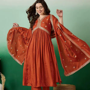 ชุดผ้ามัสลินไหมปักลายสามชิ้น พร้อมซับในผ้าฝ้าย คอวี แขนสามส่วน มีไซส์ S ถึง XXL - Product Image 1