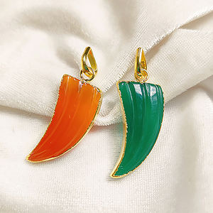 Colgante tallado de cuerno de colmillo de piedras preciosas de ónix verde para mujer, abalorios de cuerno de ónix verde cornalina galvanizada, fabricación de joyas y collares - Product Image 2