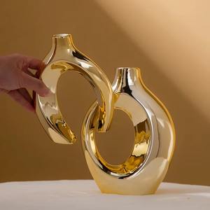 Vase à fleurs en céramique dorée unique qui rehausse l'impact émotionnel des cadeaux floraux, magnifiquement conçu par BRUSHSTROKE BLISS - Product Image 4