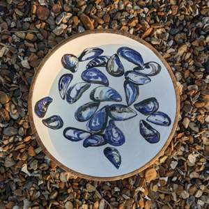 Saladier rond en bois imprimé roses et camomille avec service - Product Image 4