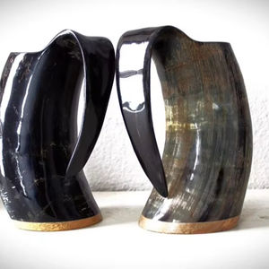 Cuerno de Beber Vikingo Artesanal Medieval con Correa de Transporte para Recreación Medieval al por Mayor - Product Image 1