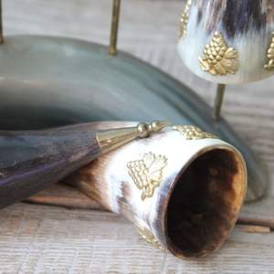 La tradición se une al diseño moderno: tazas artesanales de cuerno para beber de la India. - Product Image 2