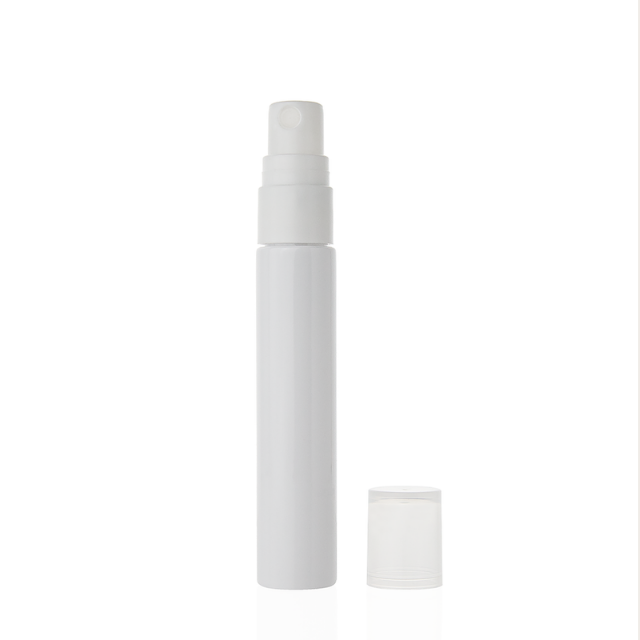 Pulverizador blanco con botella blanca.