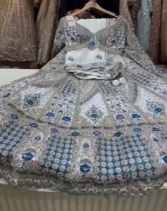 Les paillettes de vêtements brodés en fausse georgette populaires pour femmes fonctionnent avec Cancan & Canvas Patta Lace en vente! - Product Image 1