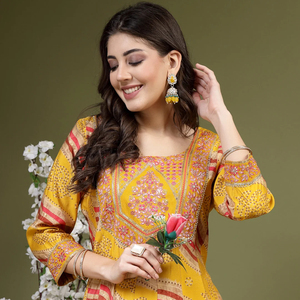 Kurti Anarkali en rayonne brodée couleur moutarde pour femme, coupe trapèze longueur genou, design magnifique, le plus vendu, idéal pour les occasions festives, vente en gros - Product Image 1