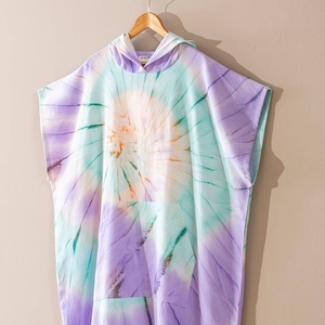 Poncho de Playa para Adultos al por Mayor - Toalla con Capucha en Espiral, Morado Tie-Dye, 100% Algodón Turco, Bata de Cambio para Surf y Natación, Proveedor OEM - Product Image 6