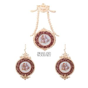 Plaque murale décorative en porcelaine avec motif floral bordeaux dans un cadre en laiton massif doré - Product Image 1