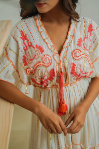 Robe Kaftan Bohème Brodée Col en V Maxi Fluide Naturelle Écologique avec Pompon à Nouer Tenue de Plage Décontractée Coupe Ample Robe d'Été - Product Image 2